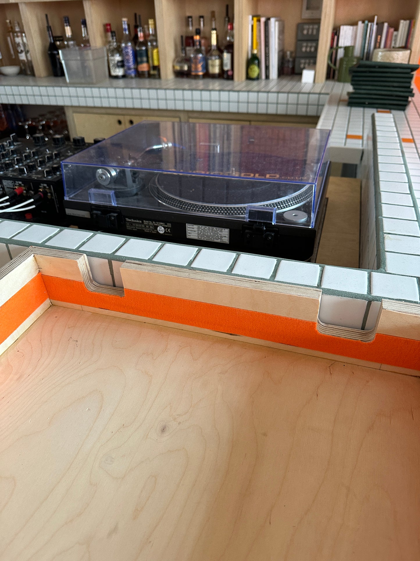 Turntable isolation plinth